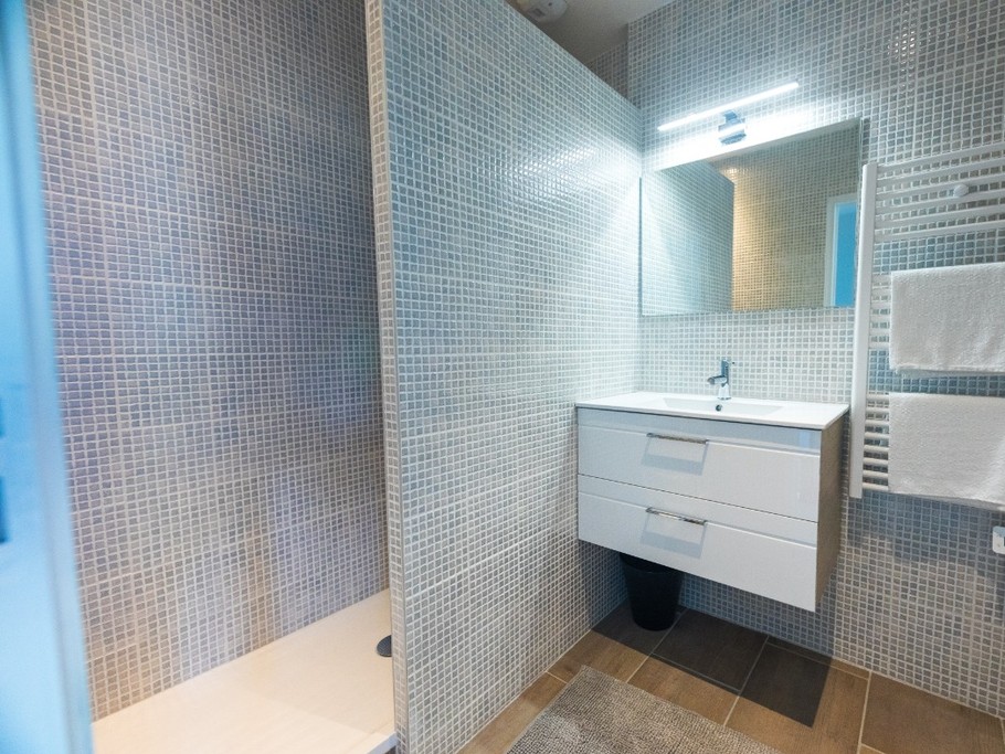 Salle de douche avec WC