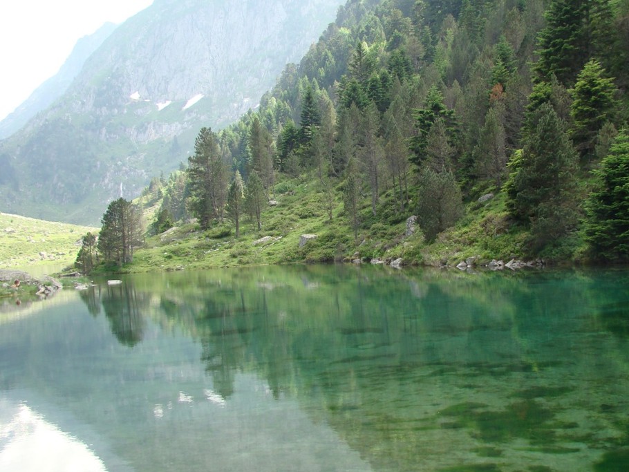 Vallée sauvage du TECH : LAC DE SUYEN 1336 m qui prend des teintes d'estampe japonais
