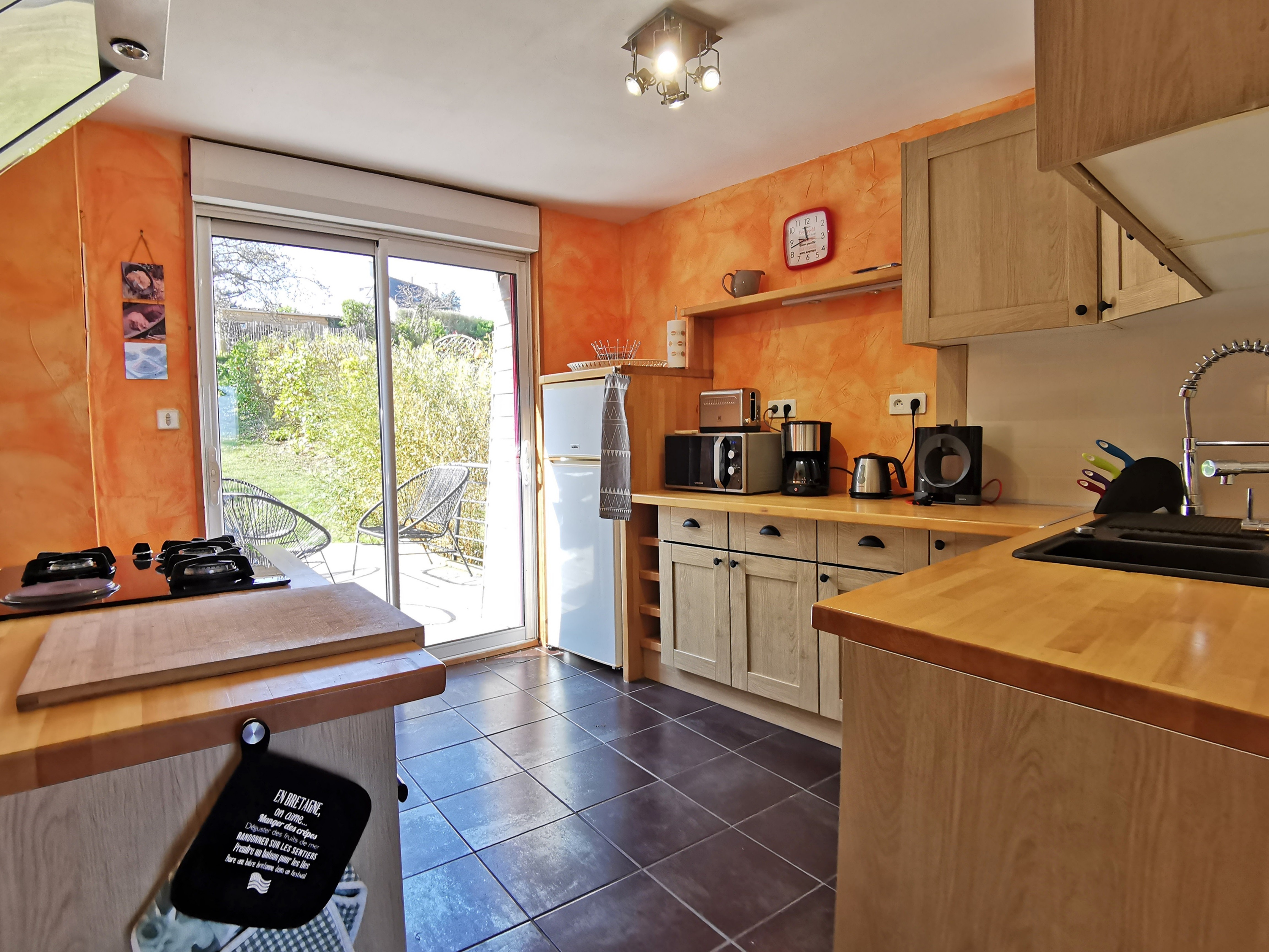 cusine équipée donnant sur terrasse et jardin