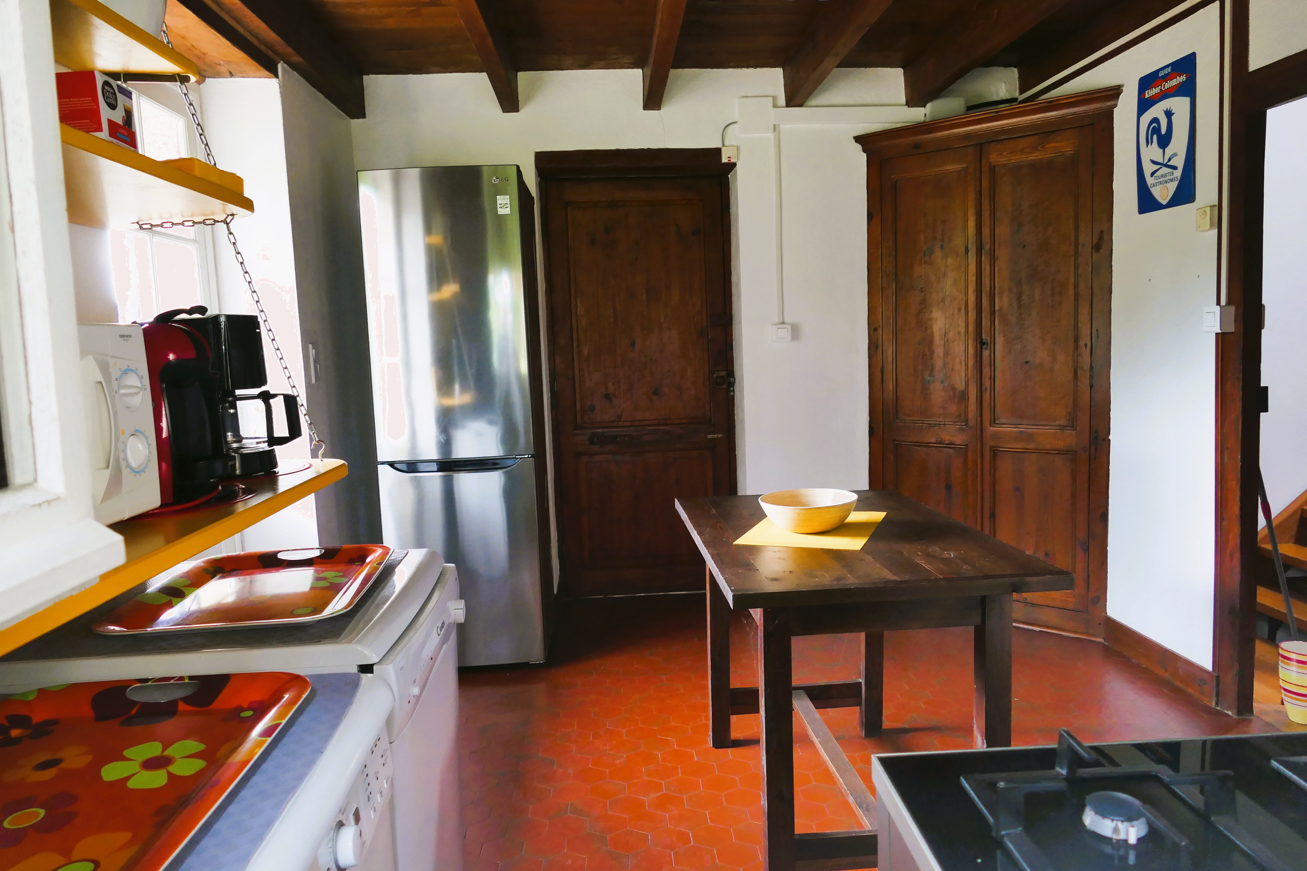La cuisine entre la salle à manger et le salon