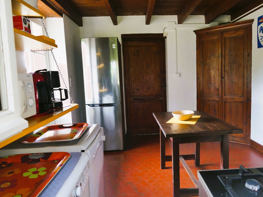 La cuisine entre la salle à manger et le salon