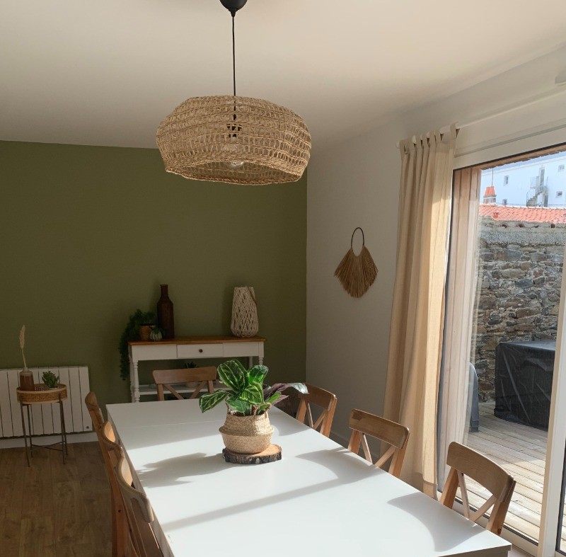 séjour avec grande table familiale