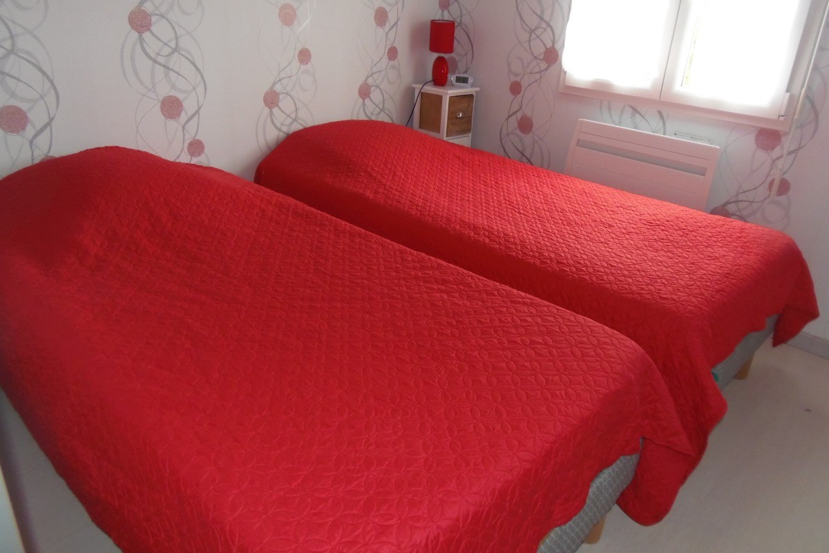 CHAMBRE 2 AVEC 2 LITS SIMPLE AVEC ARMOIRE 2 PORTES ( volets roulants )
