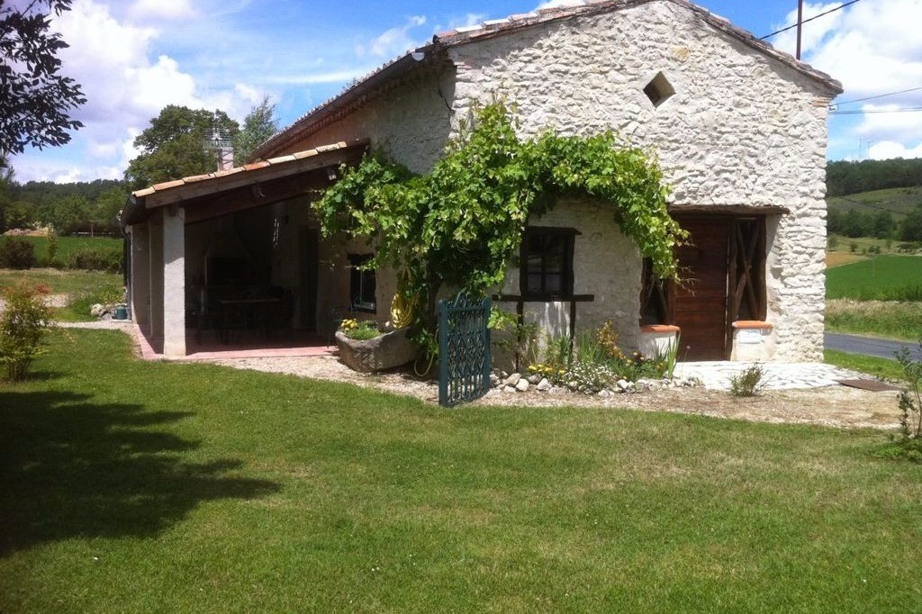 Gîte Lautrec - Cocagne - Midi-Pyrénées - Terrasse couverte -terrain arboré