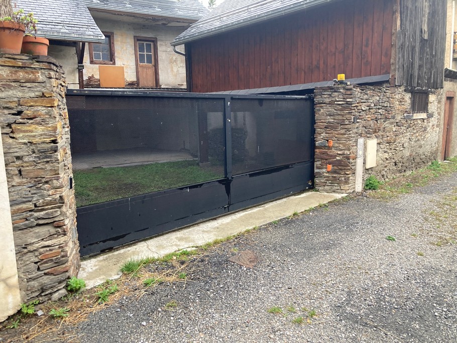 Parking pour garer la voiture avant l'appartement au n°7