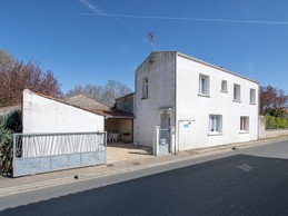 La façade de la maison et l'accès avec son portail