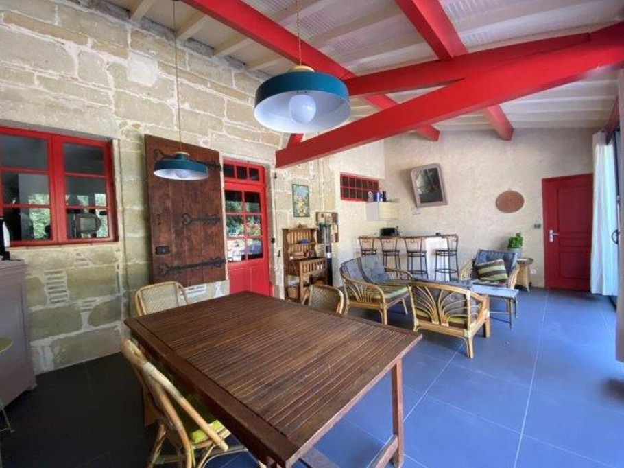 Terrasse couverte et chauffée, vue sur la piscine et le parc