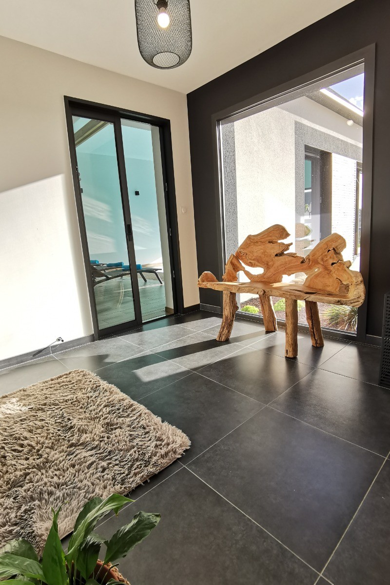 Sas d'entrée avec accès piscine