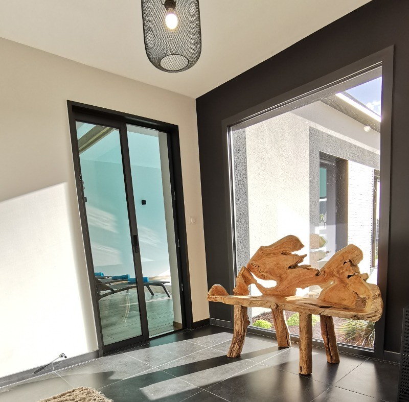 Sas d'entrée avec accès piscine