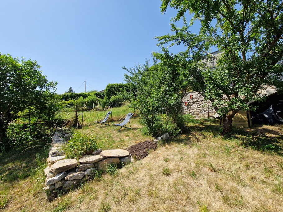 Relaxation area in an enclosed garden – Douce Escapade Meuse