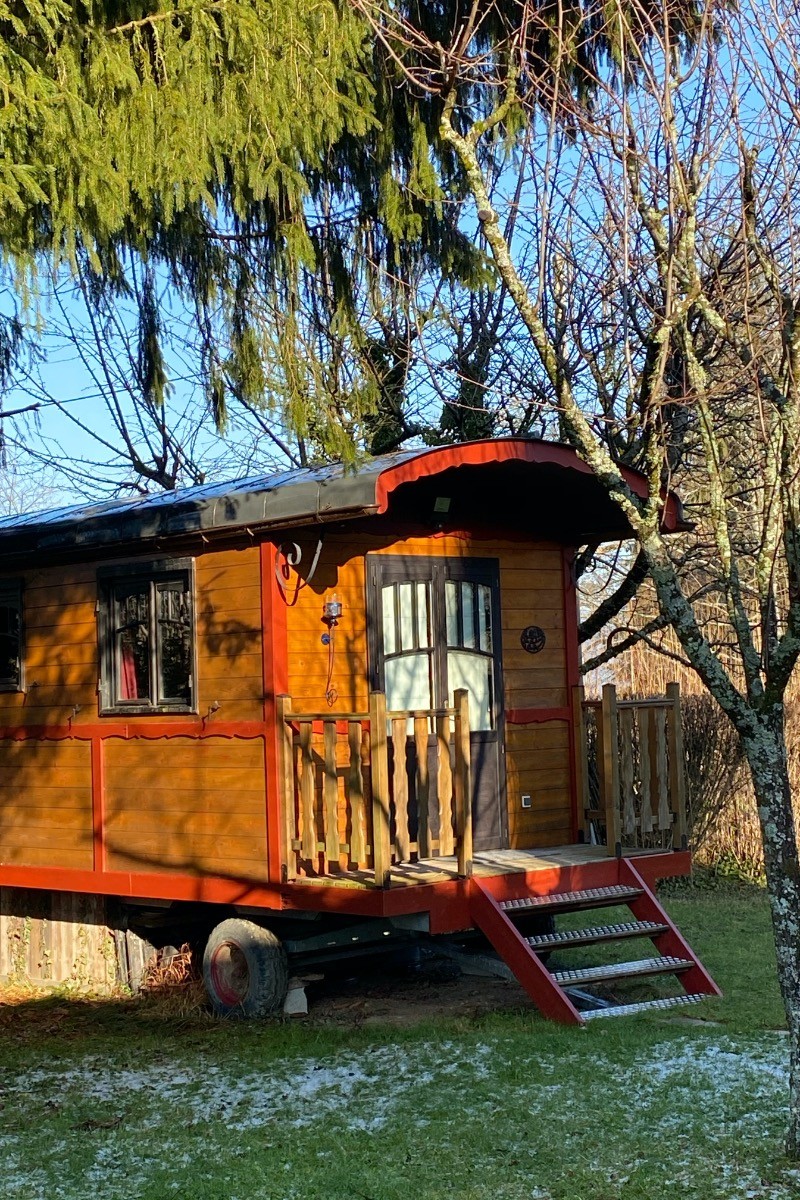La Roulotte : été comme hiver, elle règne toujours dans notre jardin ;-)