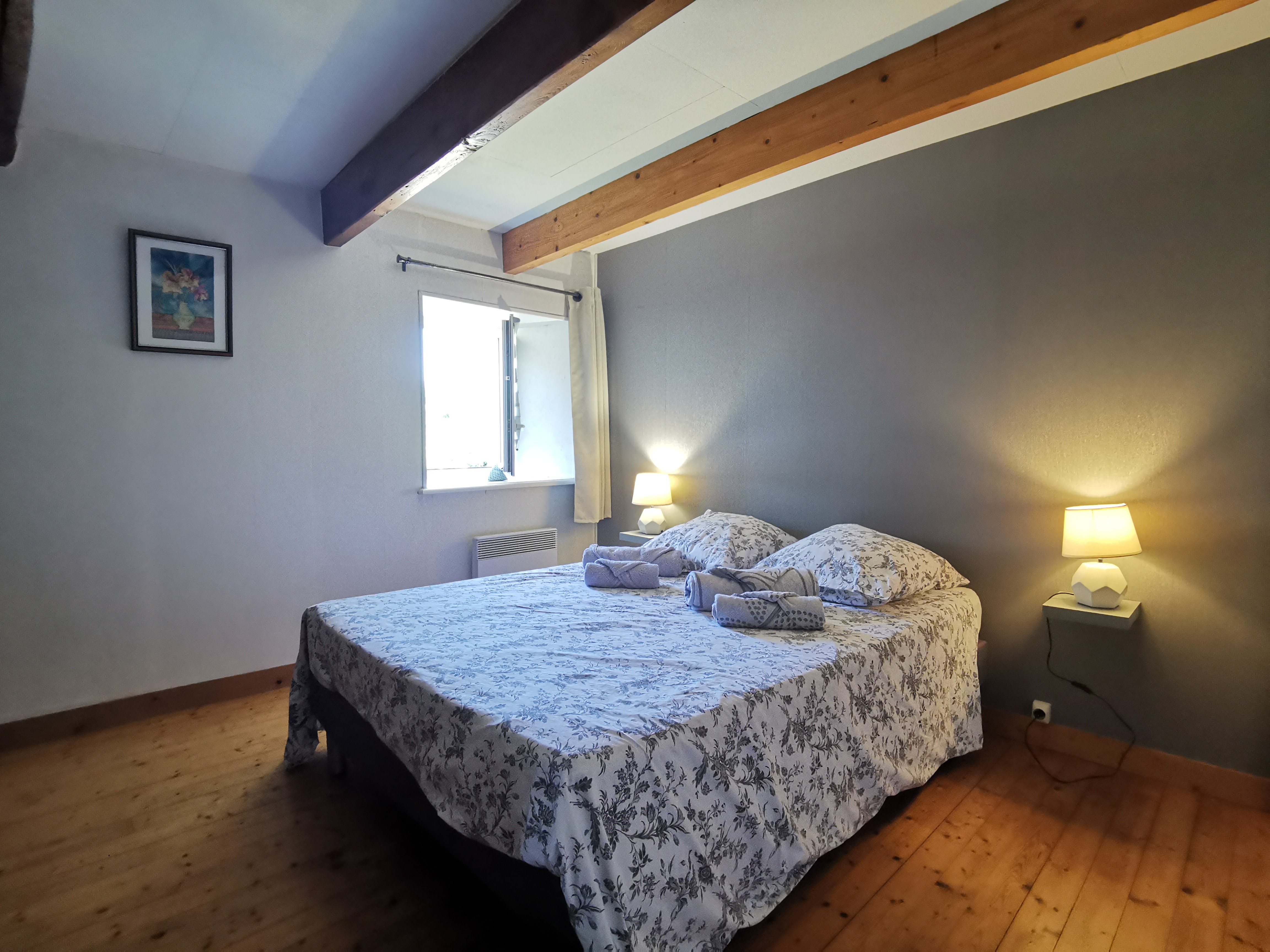 A l'étage une chambre avec 1 lit 140