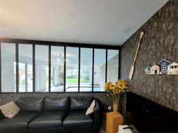 Coin salon avec vue sur la piscine