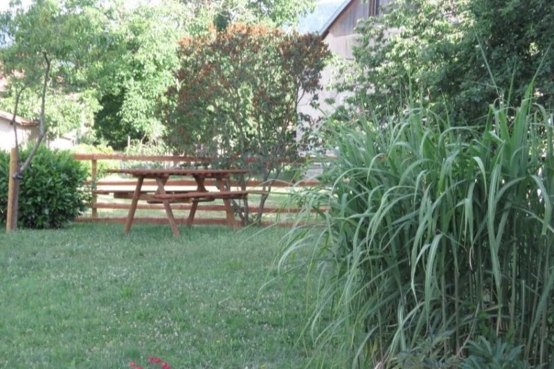 Jardin d'agrément équipé (salon de jardin, abri vélo...) - Gîte collectif La Ruche