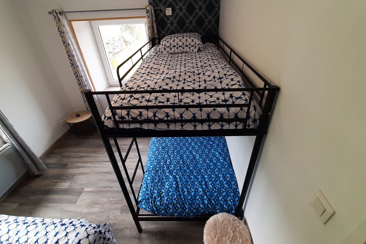 2ème niveau - chambre n°1 - 1 lit en 140x190 cm + 2 lits 1 pers. superposés en 90x200 cm.