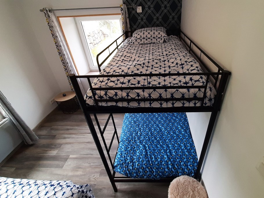 2ème niveau - chambre n°1 - 1 lit en 140x190 cm + 2 lits 1 pers. superposés en 90x200 cm.