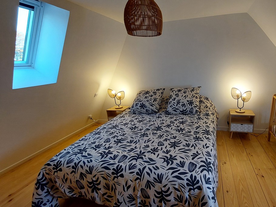 Chambre 1 avec lit 160 et lit bébé