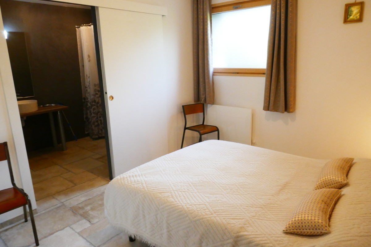 Chambre lit en 140 avec salle d'eau attenante en rez-de-chaussée
