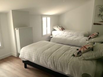 Chambre 2 étage 3 lits simples