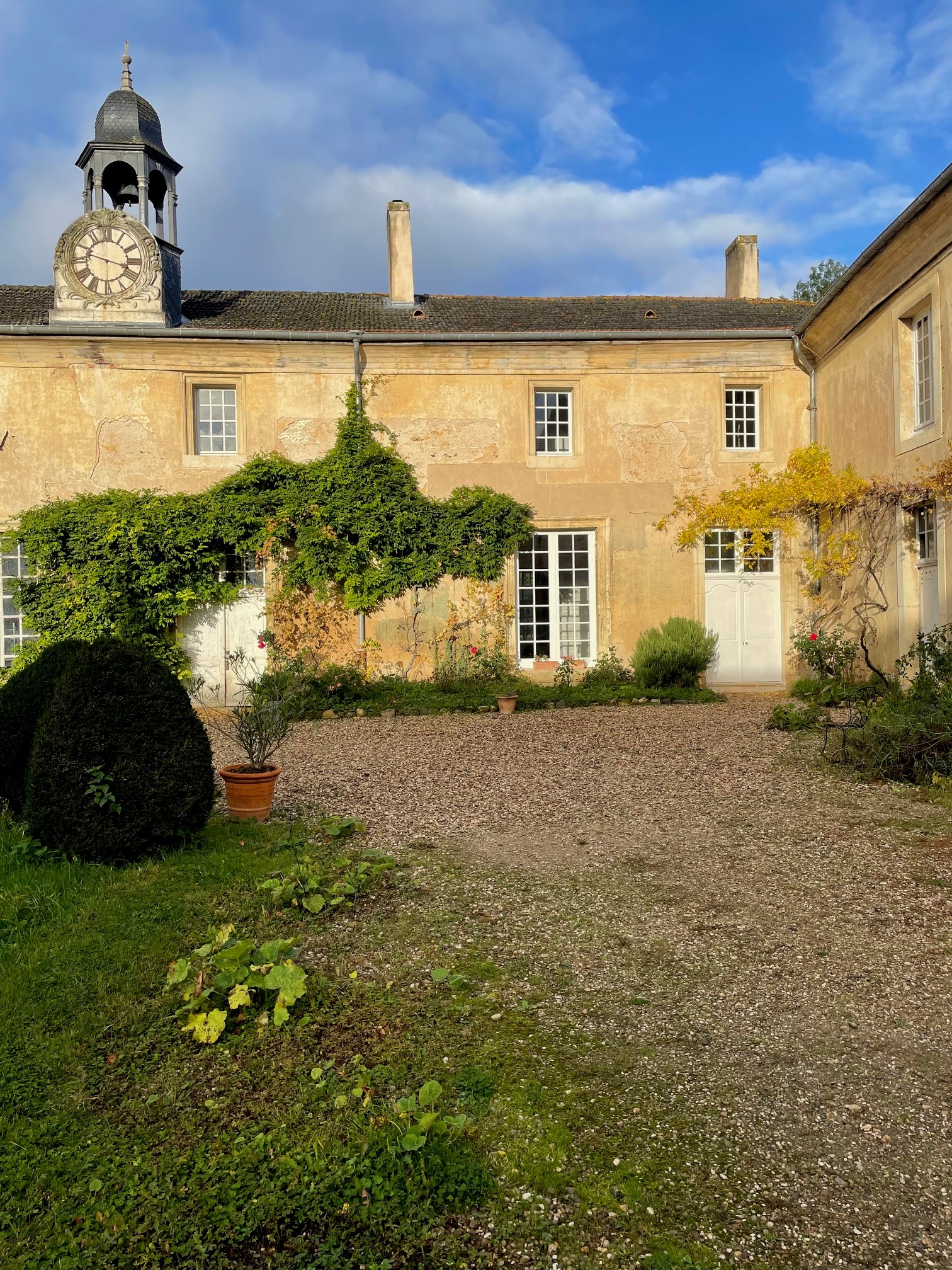Courtyard - Gite du Comte Bourcier - Château de Ville au Val