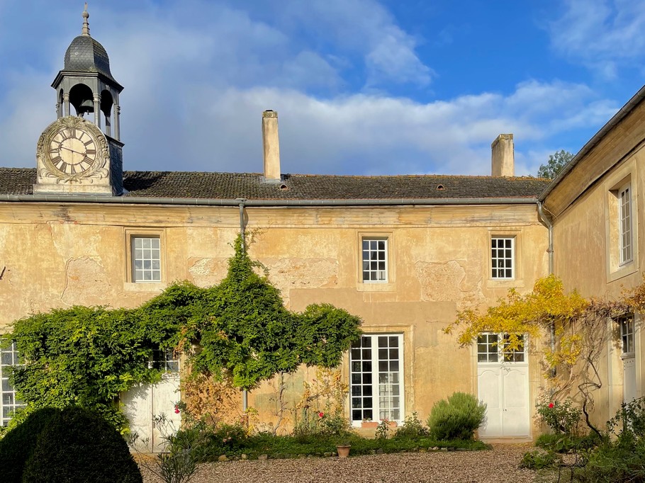 Façade Ouest sur cour. Entrée du gîte - Château de Ville au Val