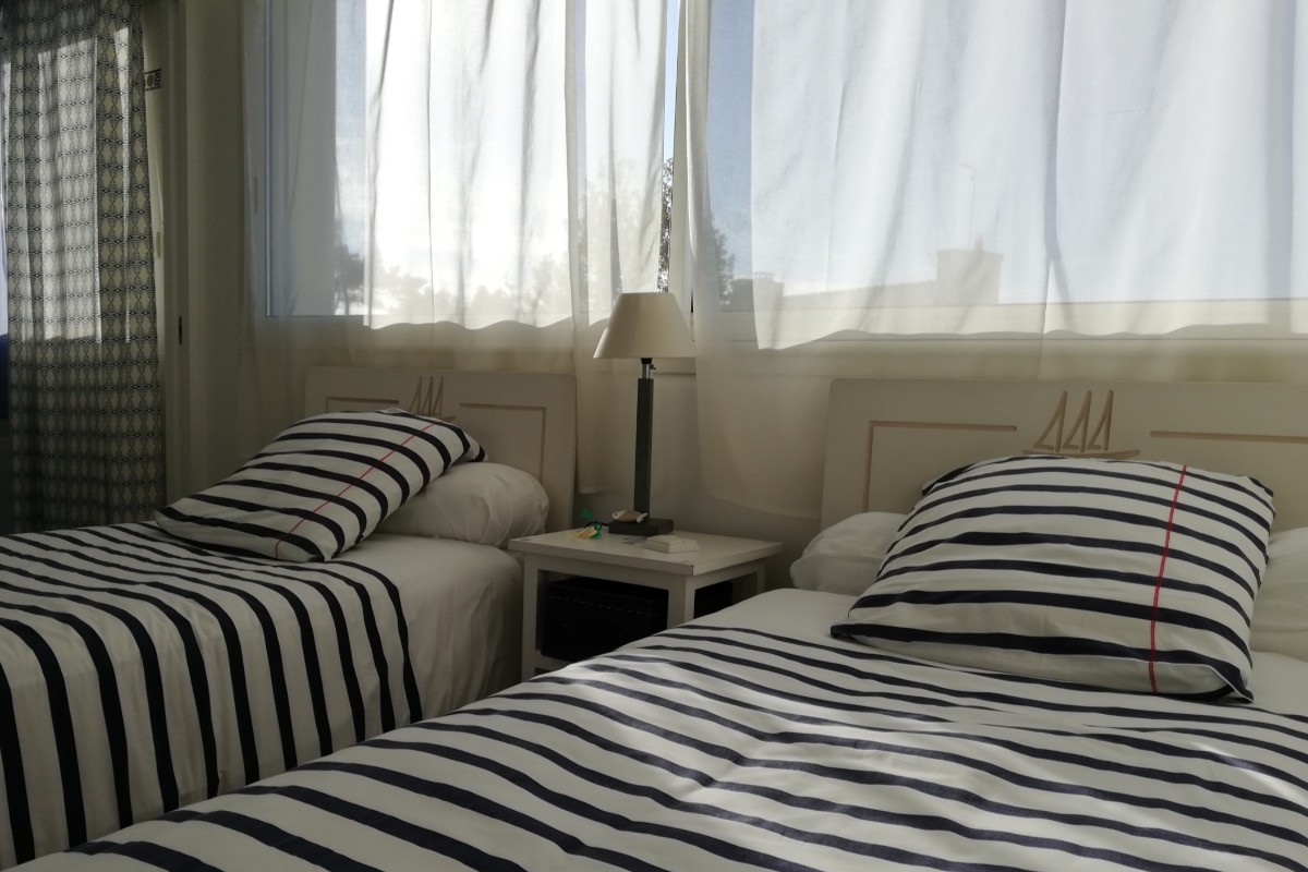 Chambre au RDC avec deux lits. 90 avec salle de bain