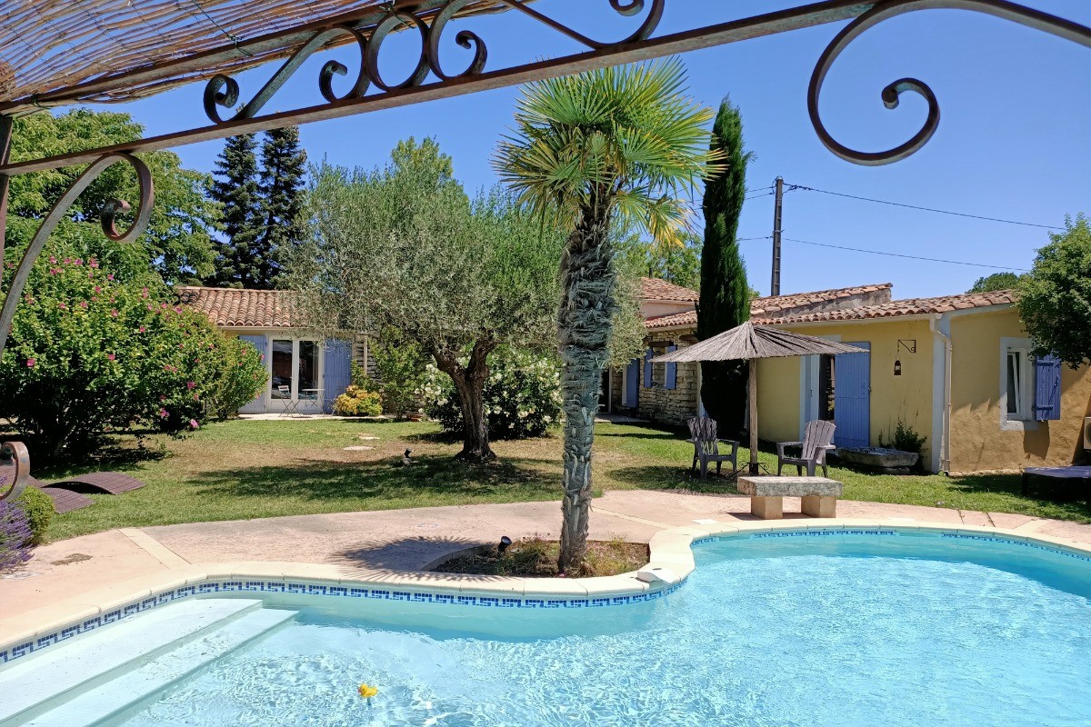 Le bastidon vu de la terrasse de la bastide