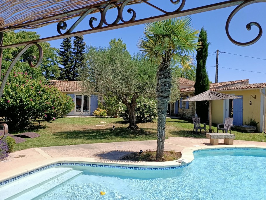 Le bastidon vu de la terrasse de la bastide