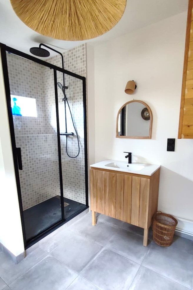 Grand salon chaleureux avec poutres apparentes et cheminée d'apparat. 
Crédits photo :  Mégane ARNAL