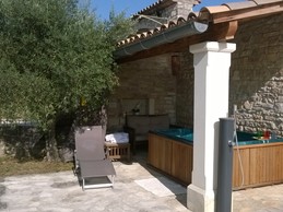 Le SPA sous abri, (certaines périodes en option, nous consulter)