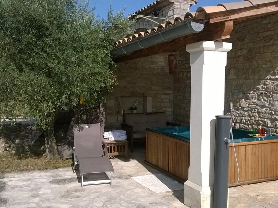 Le SPA sous abri, (certaines périodes en option, nous consulter)