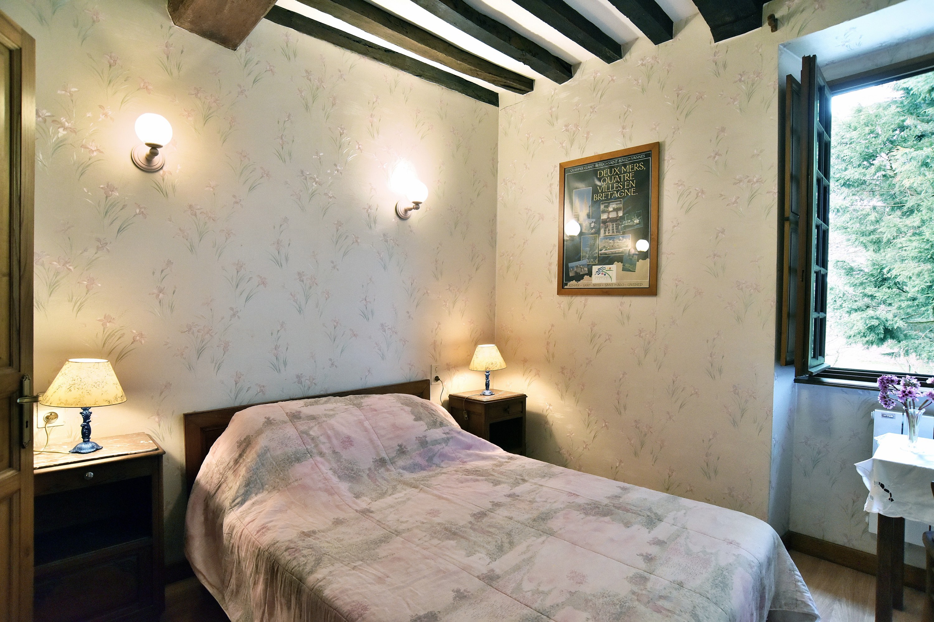 Chambre 3-4 : pour 1 à 3 personne (1 lit 140 cm x 190 cm et 1 lit 120 cm x 190 cm dans 2 pièces communicante). Une salle d'eau communicante. Un WC réservé.