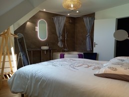 Chambre avec baignoire d'angle