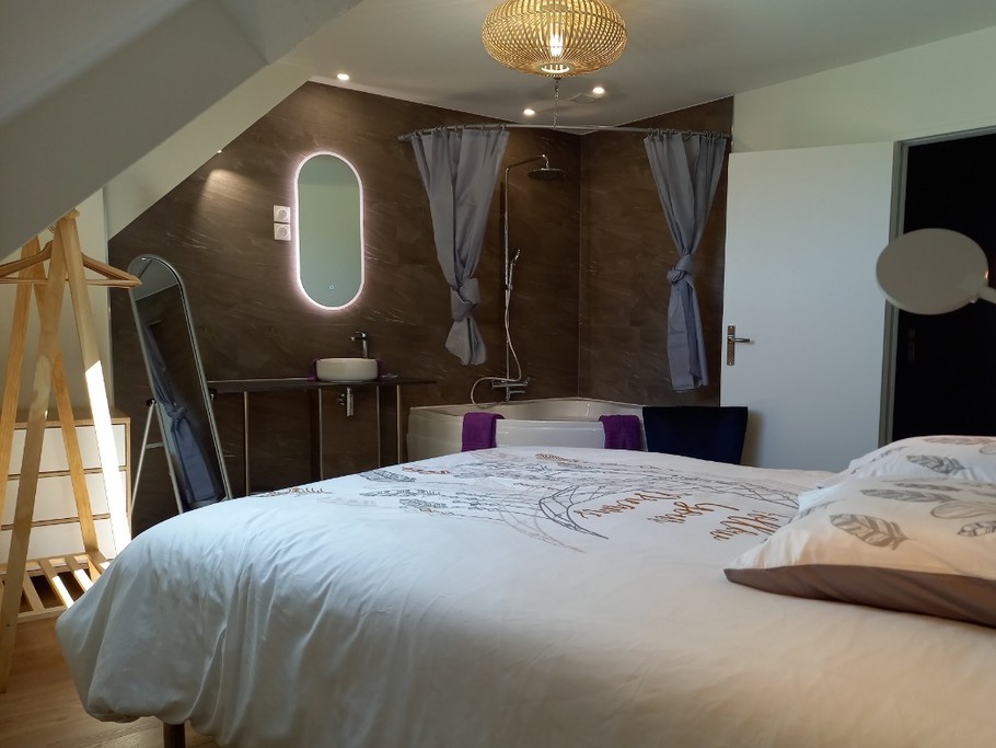 Chambre avec baignoire d'angle