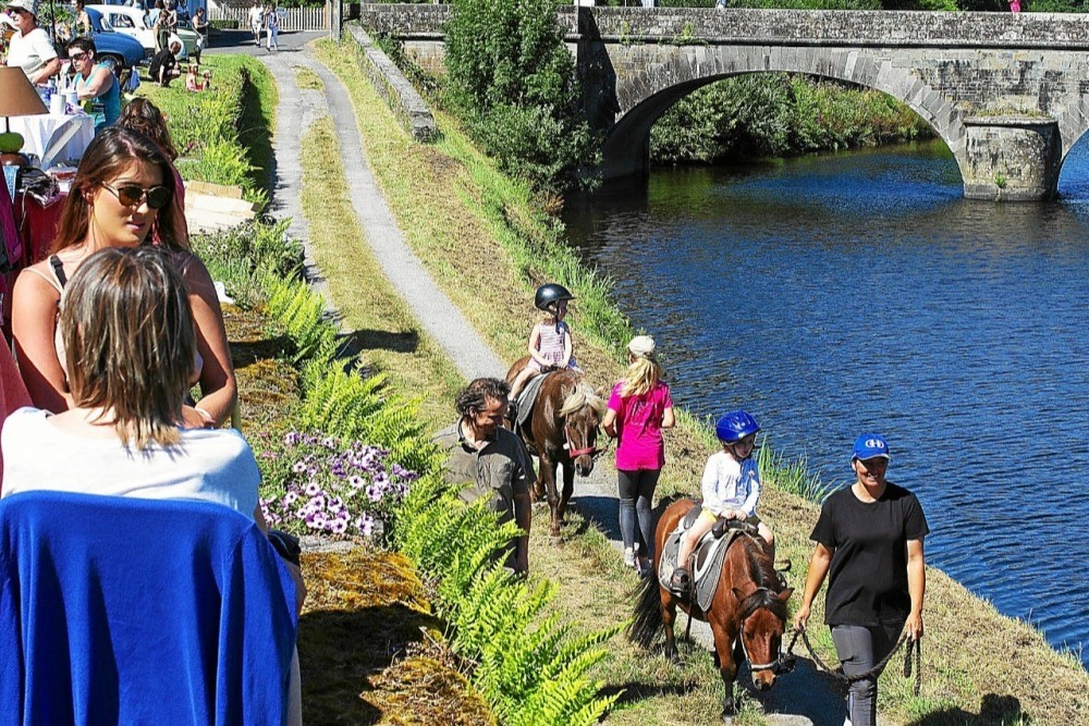 Fête local à Pont-Coblant à Gouezec au bord du Canal de Nantes à Brest