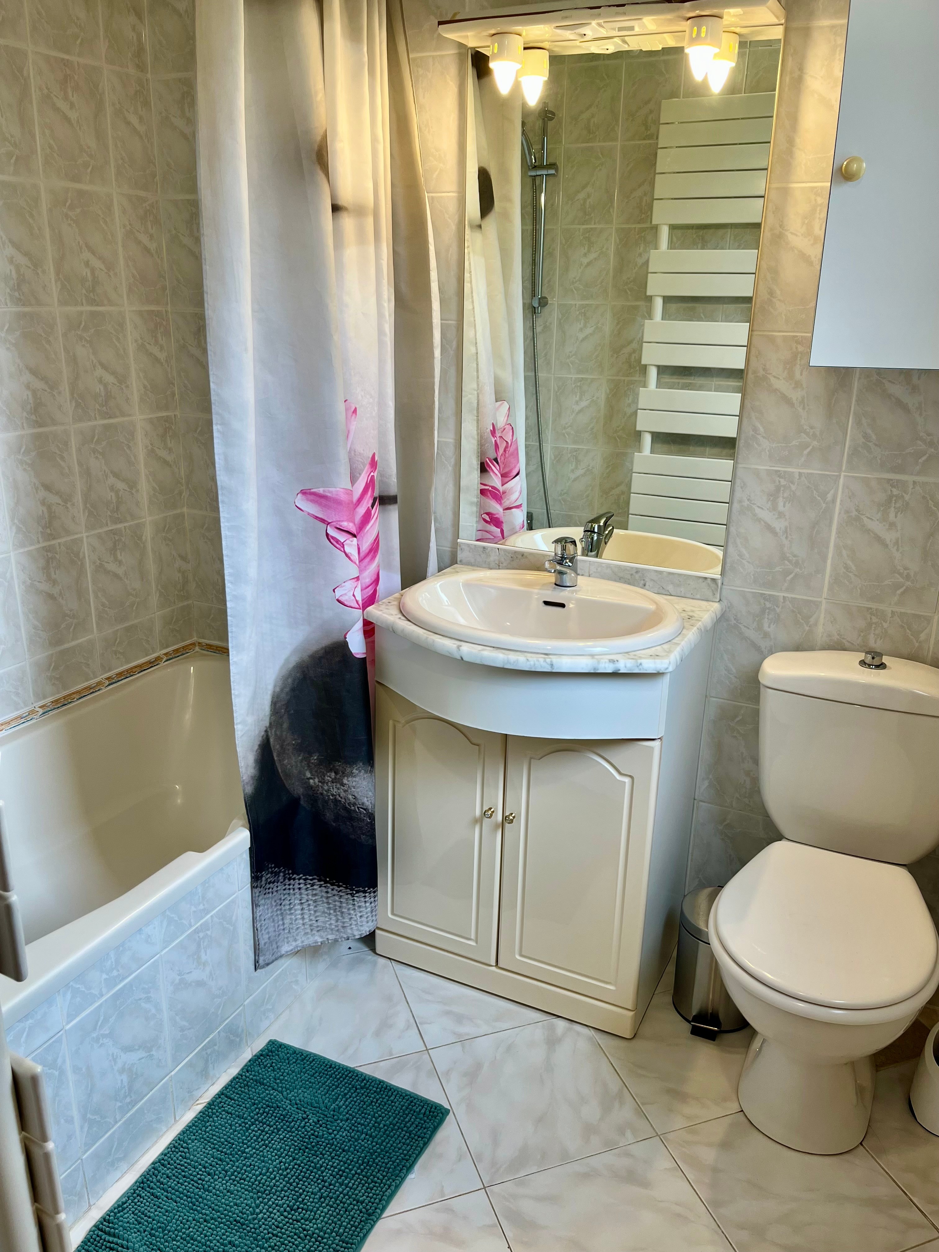 Salle de bain privative de la chambre