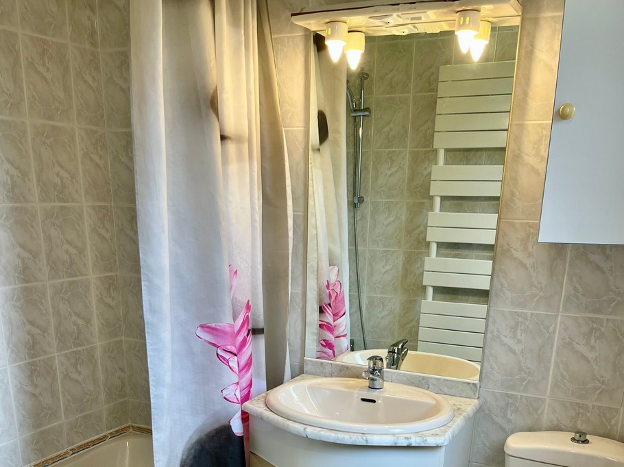 Salle de bain privative de la chambre