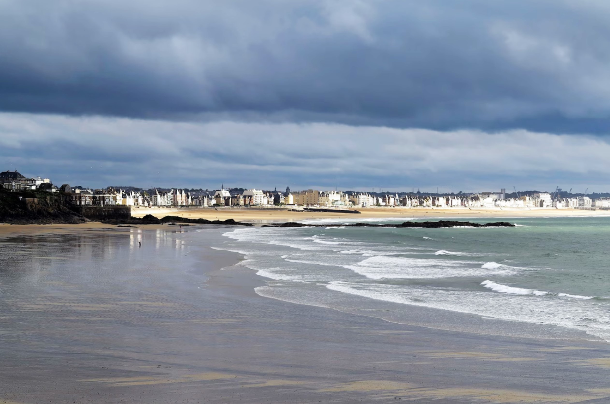 La location de vacances se trouve au pied de la Plage du Pont à Saint-Malo, au bout du Sillon.