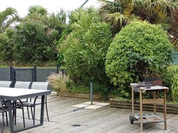 voilà, le travail, un grand espace cloturé, et sécurisé. terasse+jardin