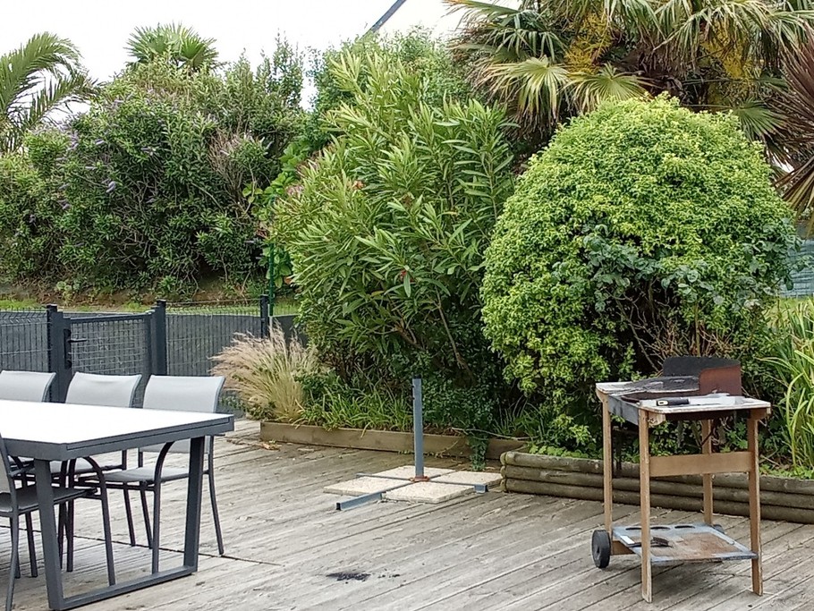 voilà, le travail, un grand espace cloturé, et sécurisé. terasse+jardin