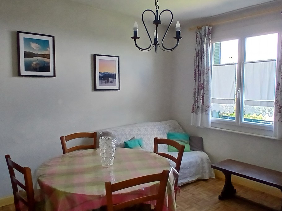 Gîte "Les Châtaigniers", Sarcenat, Orcines, Puy de Dôme, Auvergne - Salon / Salle à manger
