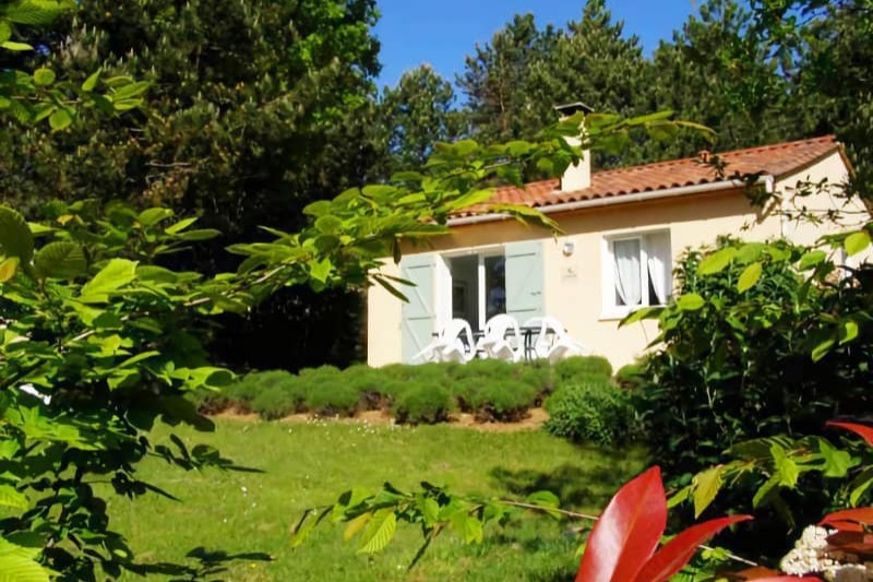 Vue jardin Village de Gîtes Les Collines d'Eyvigues 24580 Salignac Eyvigues Clévacances