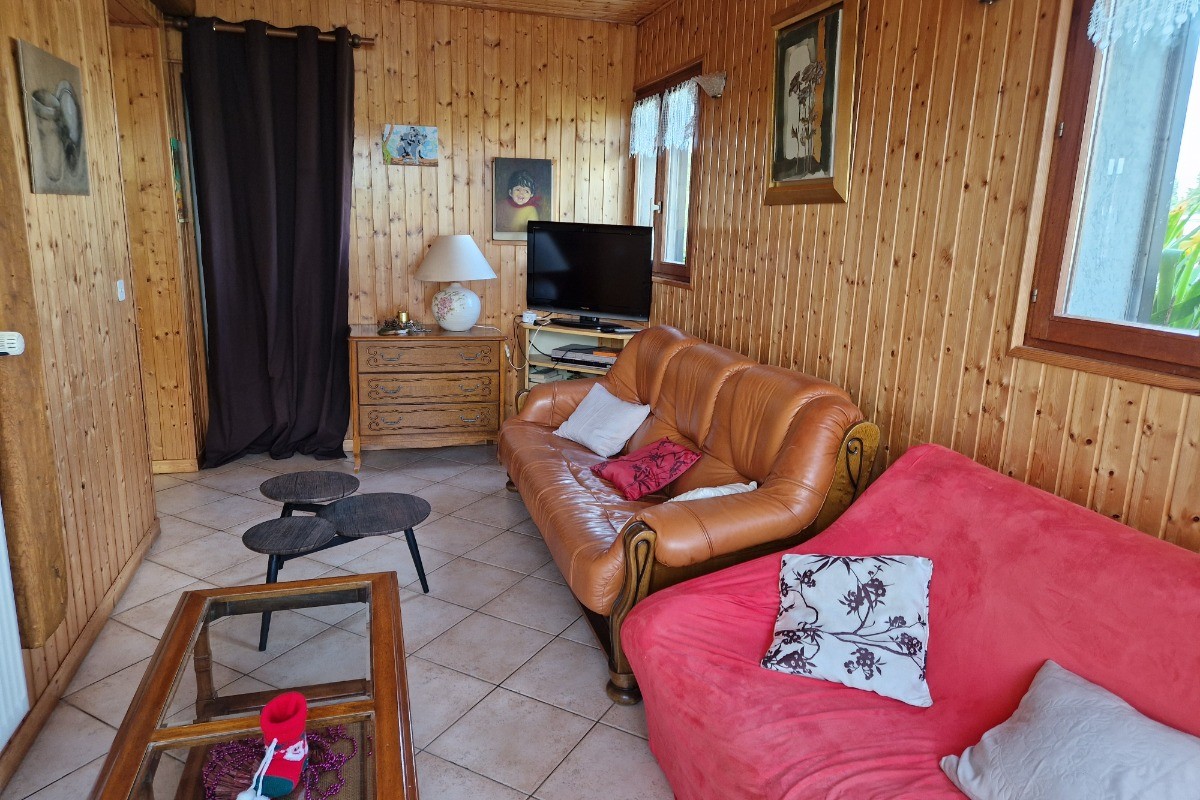 Salon avec télévision - Gîte des 4 vents à Girmont - Val d'Ajol dans les Vosges