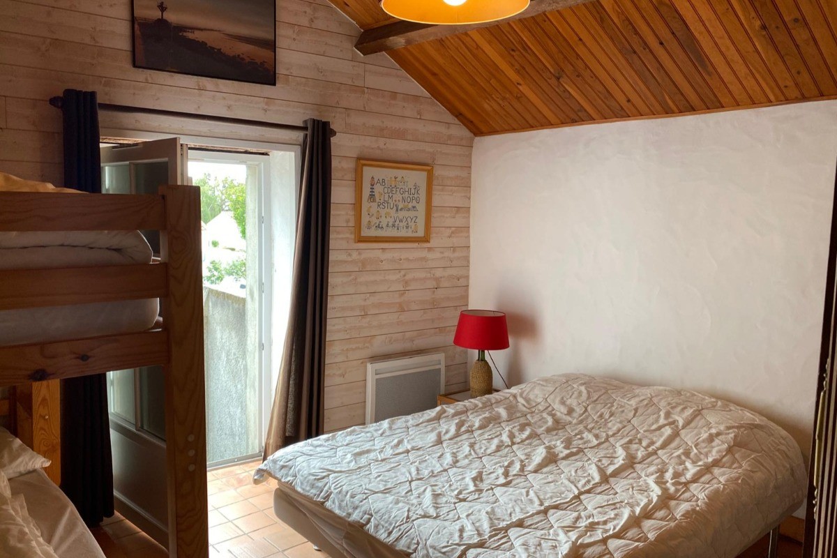 Chambre 1 avec un lit en 140 et deux lits en 80 superposés