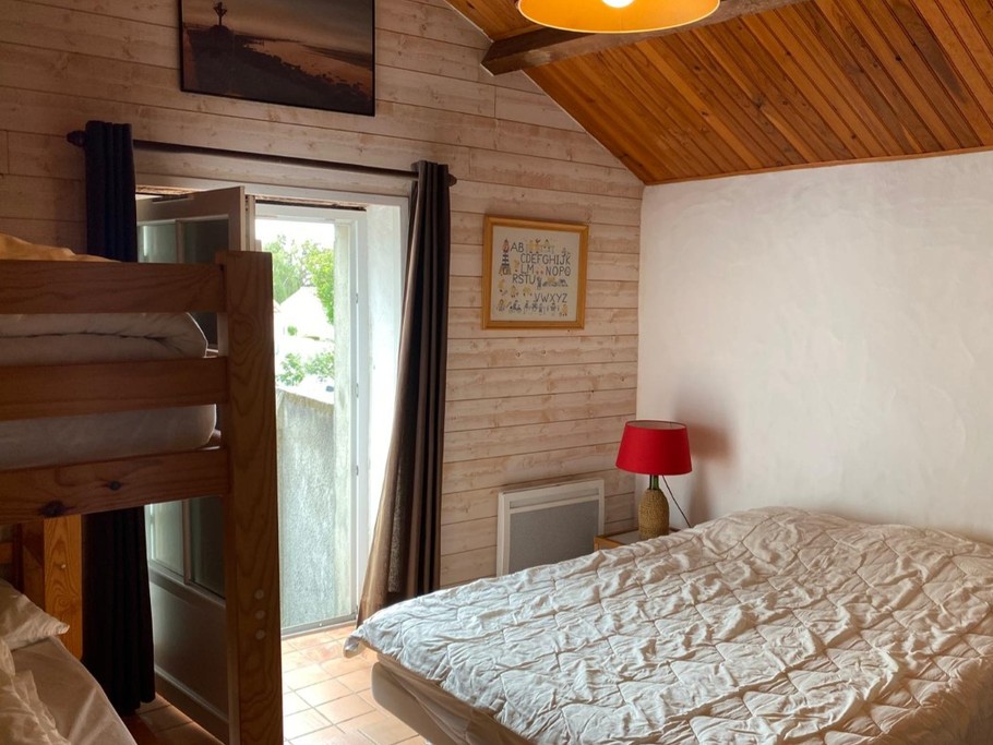 Chambre 1 avec un lit en 140 et deux lits en 80 superposés
