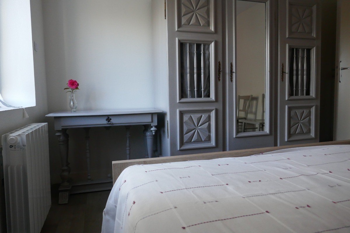 Chambre parentale avec table d'écriture,Location Clévacances, Gites 4 personnes ,Logis 1 de Plain Pied