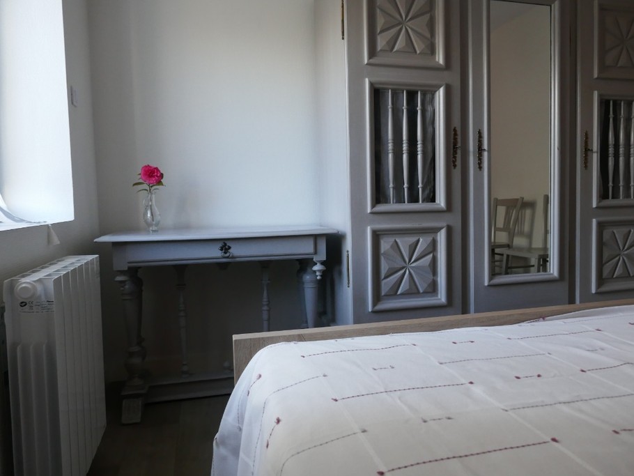 Chambre parentale avec table d'écriture,Location Clévacances, Gites 4 personnes ,Logis 1 de Plain Pied