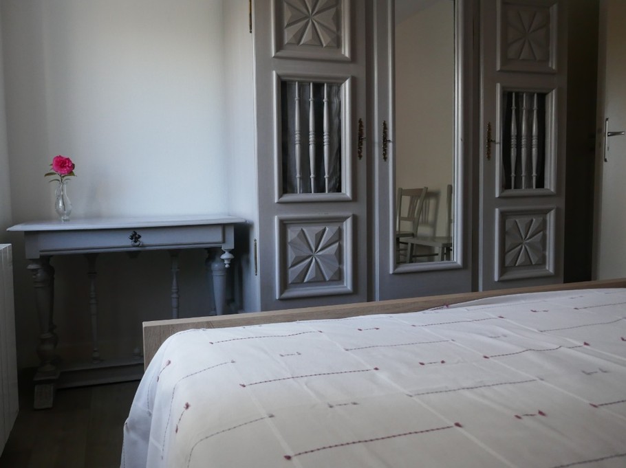 Chambre parentale avec table d'écriture
