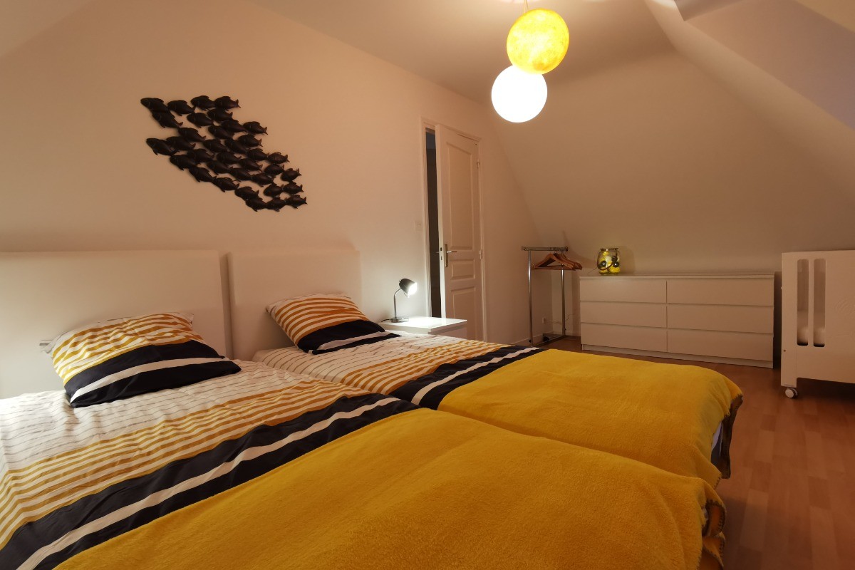 Etage: chambre 4 avec 2 lits 90
