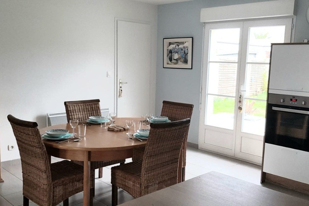 Salle à manger de la maison de vacances LA LAURENTAISE pour 4 personnes près de Fouras et Châtelaillon-plage en Charente maritime